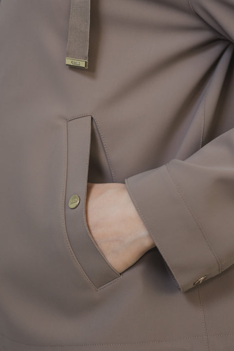 HERNO GIACCA CORTA CON CAPPUCCIO CHIUSURA CON ZIP REALIZZATO NEL TESSUTO SCUBA DI HERNO