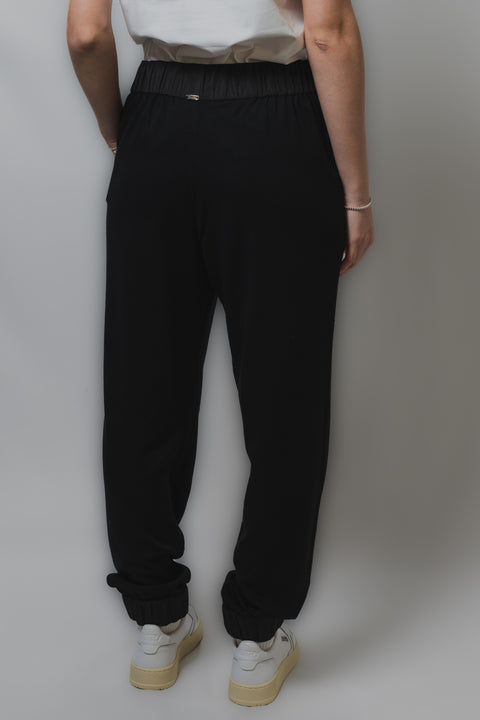 HERNO PANTALONE CON CULISSE IN VITA INSERTI IN TAFFETAS CON MOLLA SUL FONDO REALIZZATA IN COTONE