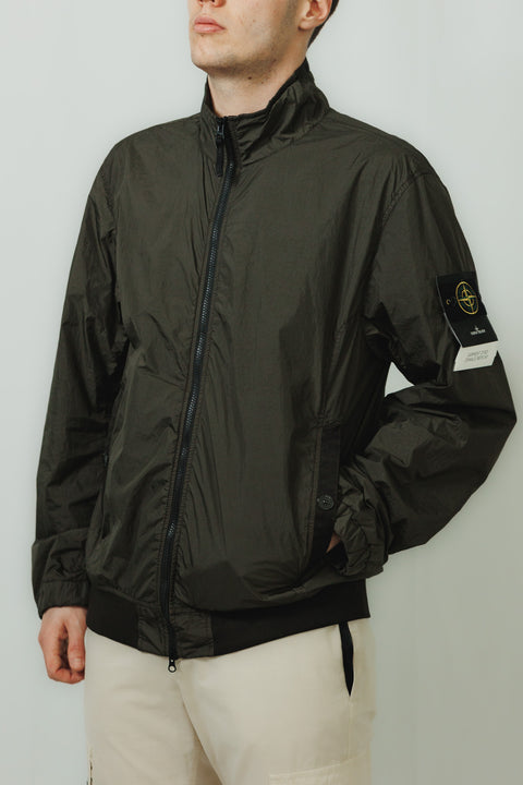 STONE ISLAND BOMBER REALIZZATO NEL NYLON RICICLATO TASCA A FILO CON BOTTONE METALLO E FONDO POLSINO