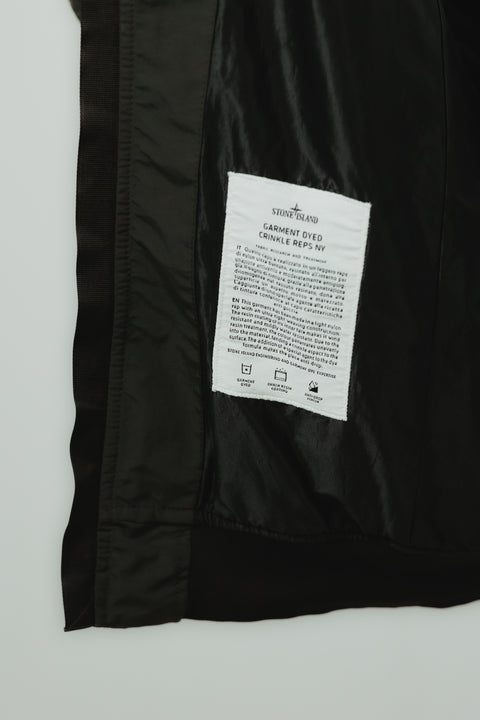 STONE ISLAND BOMBER REALIZZATO NEL NYLON RICICLATO TASCA A FILO CON BOTTONE METALLO E FONDO POLSINO
