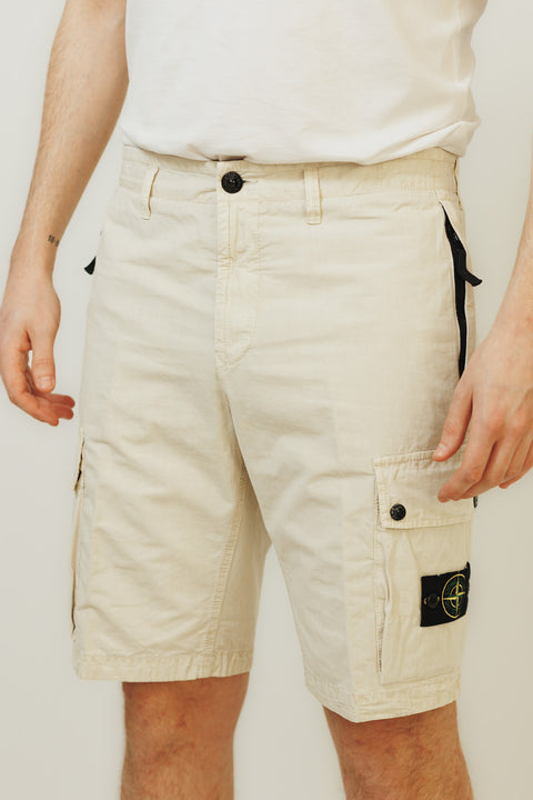 STONE ISLAND BERMUDA REALIZZATO NEL COTONE ORGANICO STONE CON BADGE SU GAMBA