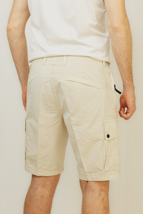 STONE ISLAND BERMUDA REALIZZATO NEL COTONE ORGANICO STONE CON BADGE SU GAMBA