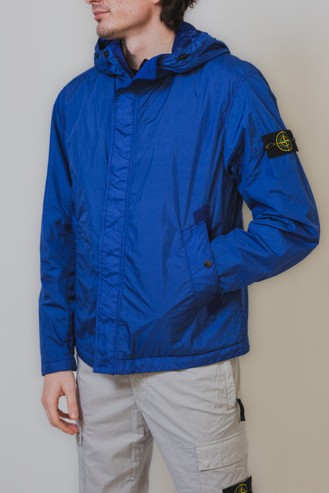 STONE ISLAND BOMBER CON CAPPUCCIO REALIZZATO NEL NYLON RICICLATO TASCA A FILO CON BOTTONE METALLO