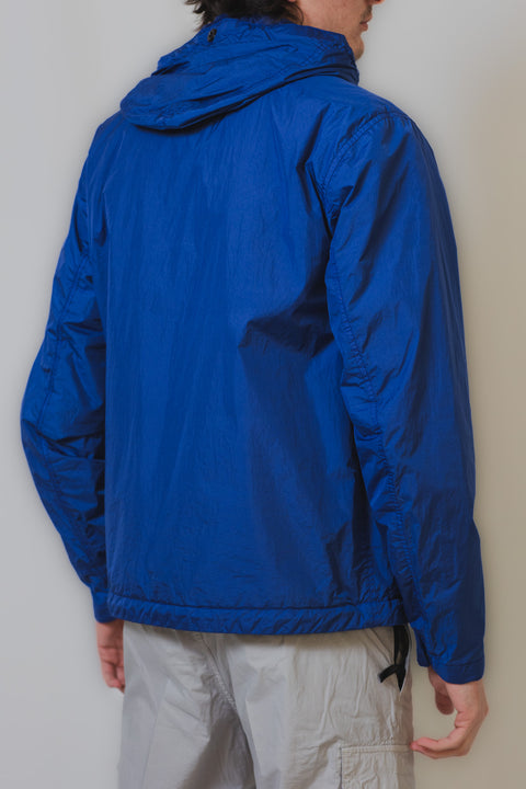 STONE ISLAND BOMBER CON CAPPUCCIO REALIZZATO NEL NYLON RICICLATO TASCA A FILO CON BOTTONE METALLO