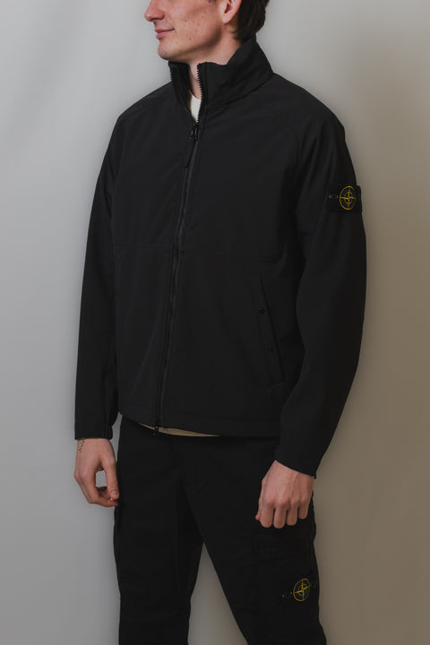 STONE ISLAND JACKET CON CAPPUCCIO ESTRAIBILE REALIZZATO NEL CLASSICO TESSUTO SOFT SHELL TACHE A FILO E COULISSE S