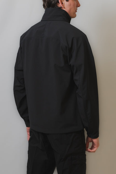 STONE ISLAND JACKET CON CAPPUCCIO ESTRAIBILE REALIZZATO NEL CLASSICO TESSUTO SOFT SHELL TACHE A FILO E COULISSE S
