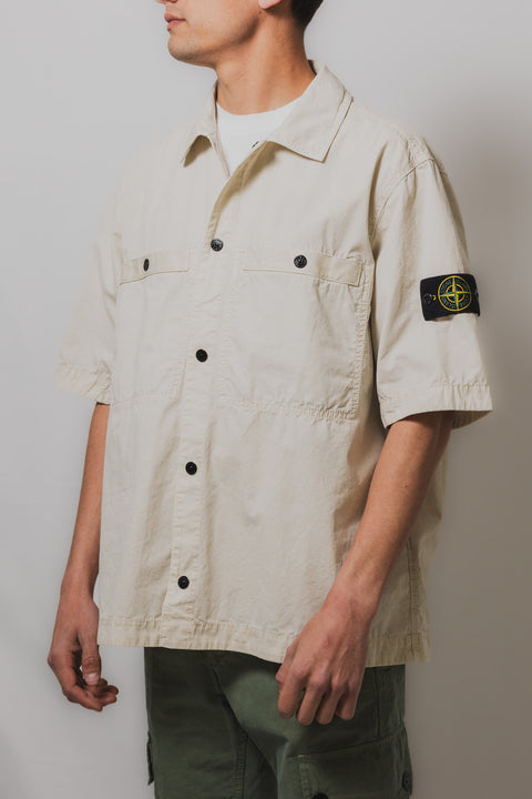 STONE ISLAND CAMICIA MANICA CORTA REALIZZATA NEL COTONE ORGANICO STONE CON BADGE SU MANICA