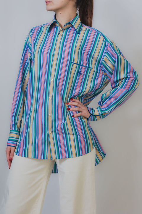 ETRO CAMICIA OVER SIZE REALIZZATA NEL CLASSICO COTONE RIGHE DI ETRO E PIPING CONTRASTO SUL COLLO E TASCHE