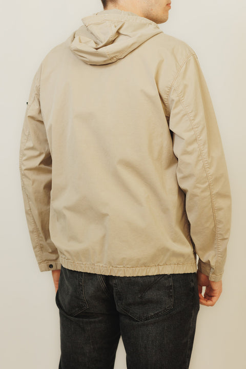 STONE ISLAND PARKA CORTO CON CAPPUCCIO REALIZZATO NELL ESCLUSIVO TESSUTO COTONE CERATO DI STONE ISLAND TACHE A TO