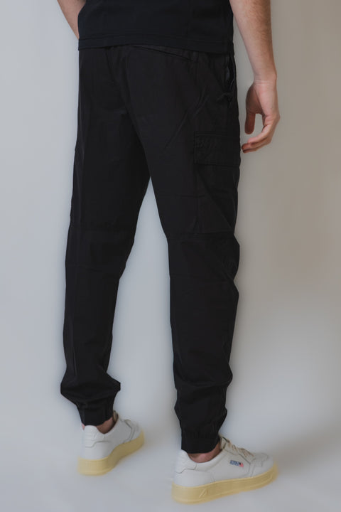 STONE ISLAND PANTALONE REGULAR REALIZZATO NELLA TELA PARACADUTE CON BADGE SU GAMBA