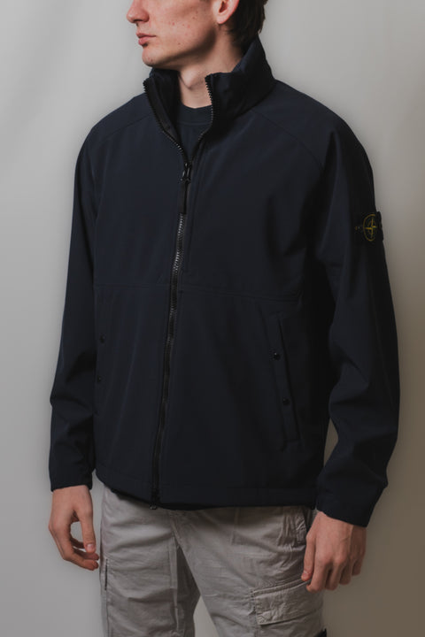 STONE ISLAND JACKET CON CAPPUCCIO ESTRAIBILE REALIZZATO NEL CLASSICO TESSUTO SOFT SHELL TACHE A FILO E COULISSE S