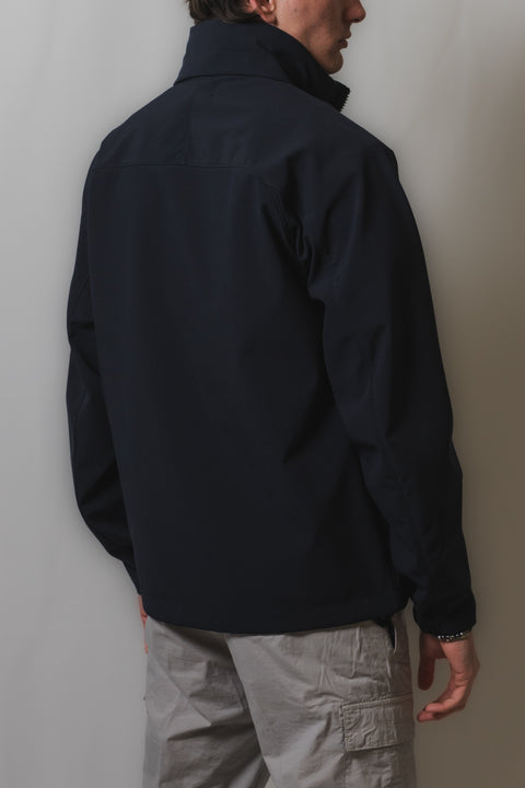 STONE ISLAND JACKET CON CAPPUCCIO ESTRAIBILE REALIZZATO NEL CLASSICO TESSUTO SOFT SHELL TACHE A FILO E COULISSE S