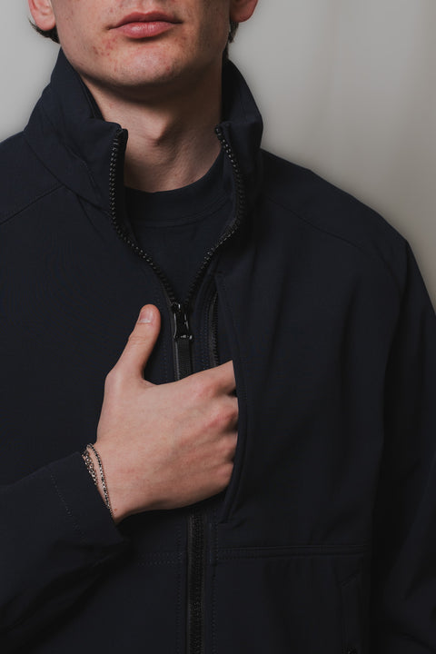 STONE ISLAND JACKET CON CAPPUCCIO ESTRAIBILE REALIZZATO NEL CLASSICO TESSUTO SOFT SHELL TACHE A FILO E COULISSE S