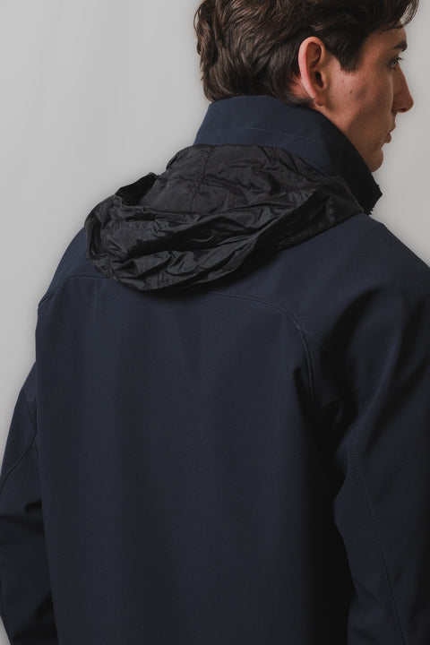 STONE ISLAND JACKET CON CAPPUCCIO ESTRAIBILE REALIZZATO NEL CLASSICO TESSUTO SOFT SHELL TACHE A FILO E COULISSE S