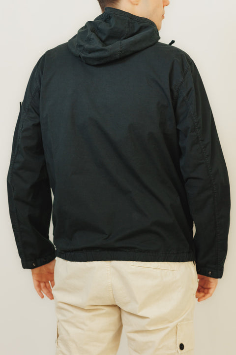 STONE ISLAND PARKA CORTO CON CAPPUCCIO REALIZZATO NELL ESCLUSIVO TESSUTO COTONE CERATO DI STONE ISLAND TACHE A TO