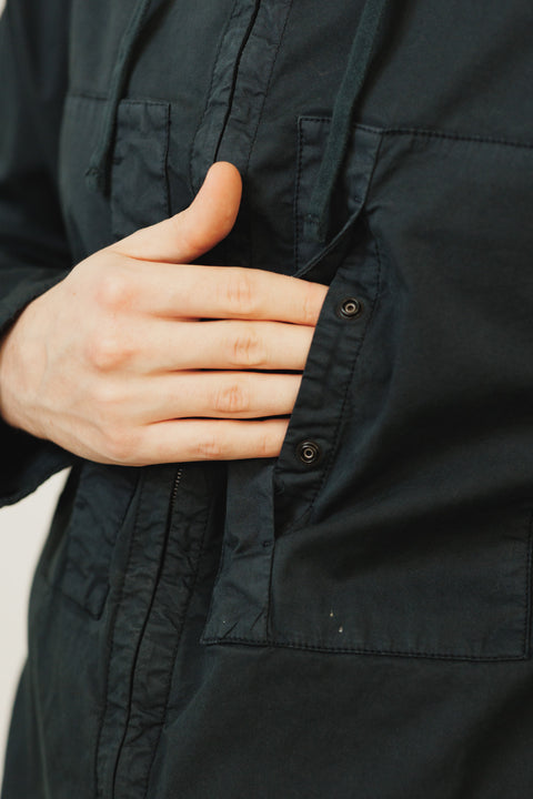 STONE ISLAND PARKA CORTO CON CAPPUCCIO REALIZZATO NELL ESCLUSIVO TESSUTO COTONE CERATO DI STONE ISLAND TACHE A TO