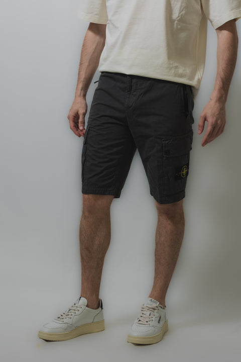 STONE ISLAND BERMUDA REALIZZATO NEL COTONE ORGANICO STONE CON BADGE SU GAMBA